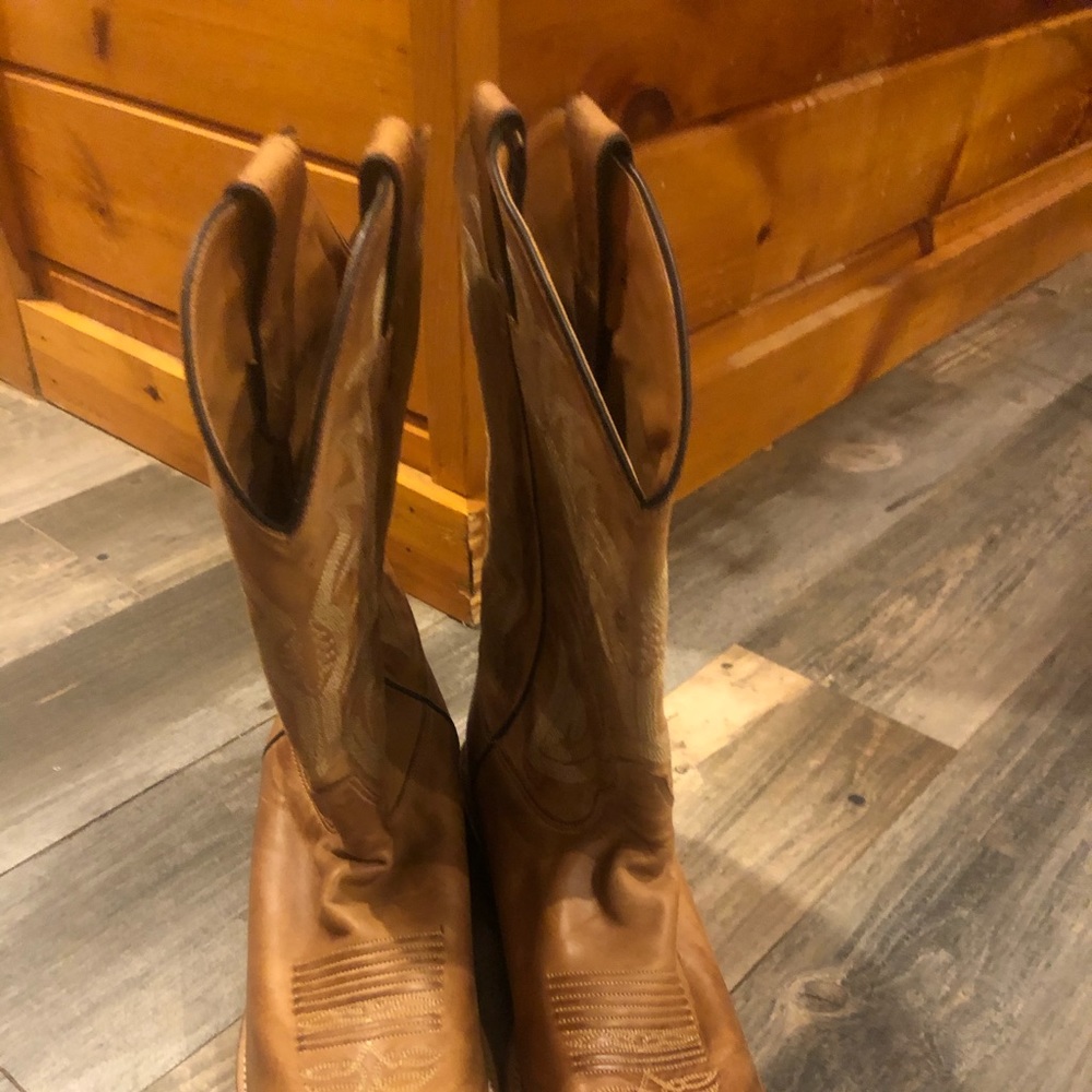 Men’s Ariat boot. 9.5 EE. Worn once in house